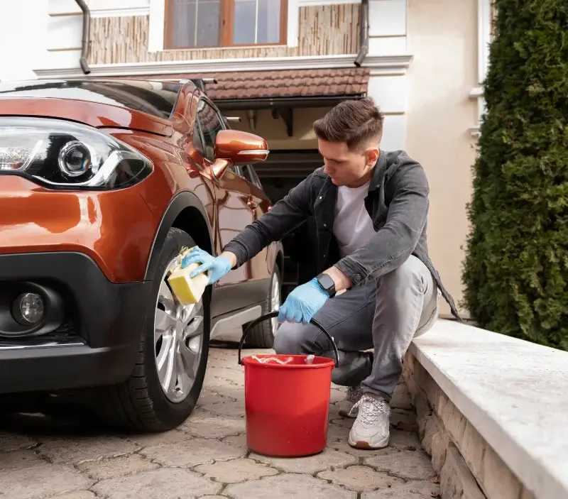Lavage auto à domicile Bayet : professionnel intervenant sur un véhicule